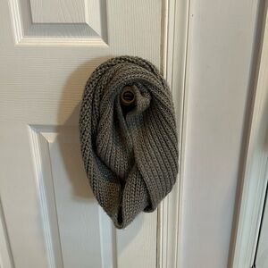 ABERCROMBIE GRAY INFINITY SCARF